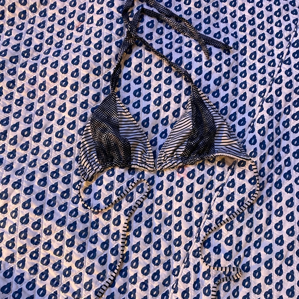 SUPER CUTE TRIANGLE CUT SWIMSUIT TOP🖤🤍